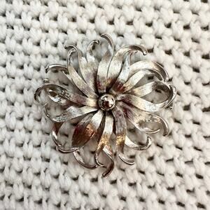 Vintage Lisa Jewels Co. Brushed Silver Tone Dahlia Flower Brooch Pin 2.5" to 3"